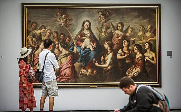 Visitantes observan 'Vírgenes con santos y ángeles'. 