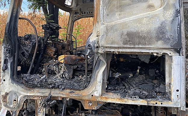 Imagen principal - ¿Qué va a pasar con el camión quemado de la Chana al que nadie hace caso?