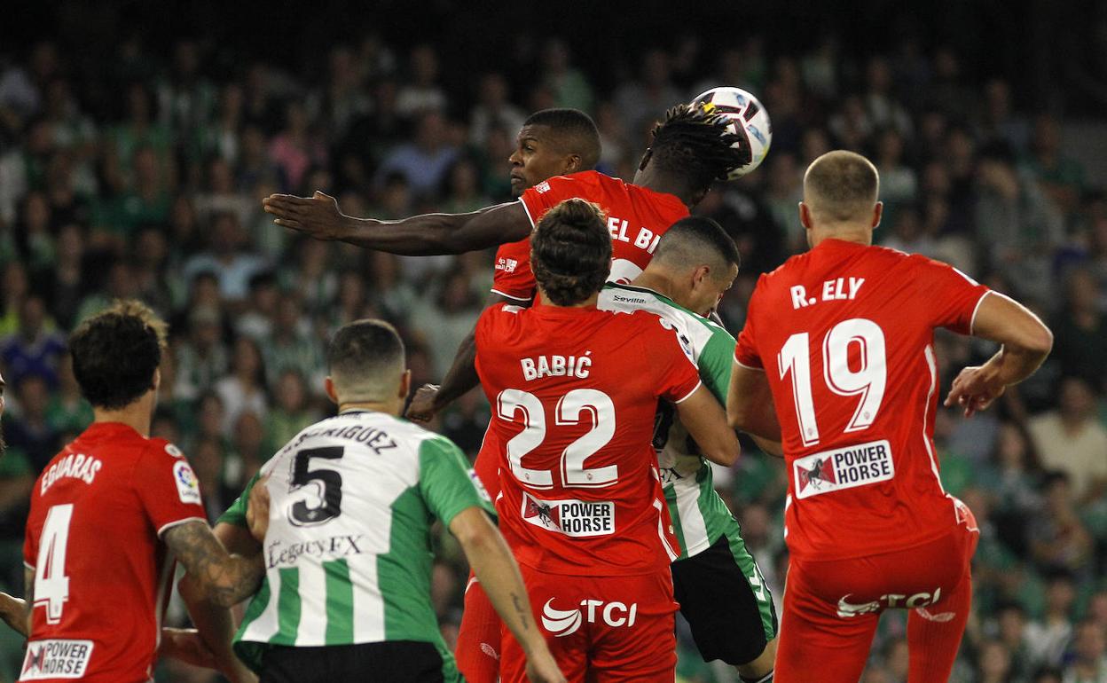 El Almería quiso ser protagonista y tuvo fases en las que puso en apuros al Real Betis.