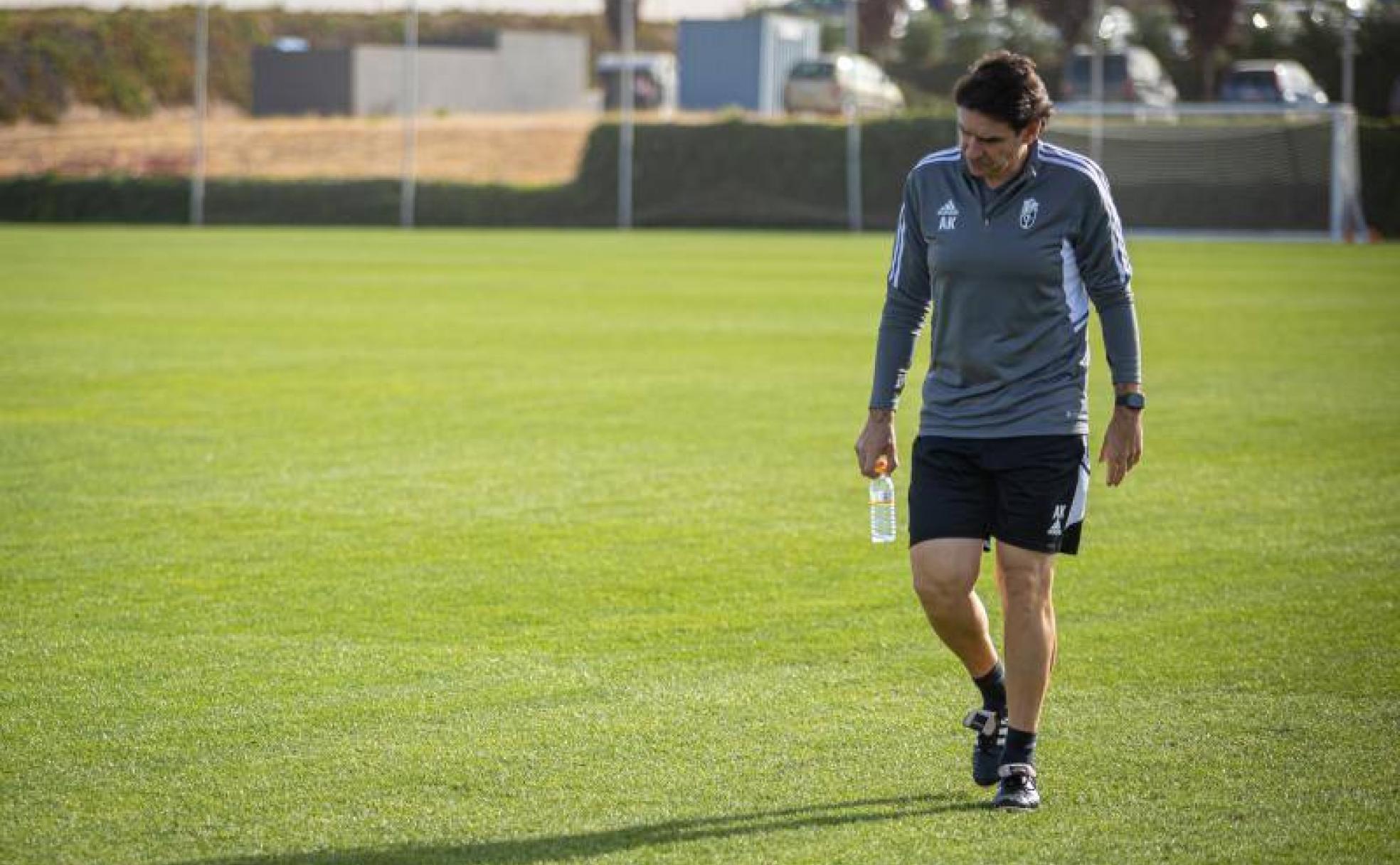 Aitor Karanka se dirige solitario y cabizbajo al entrenamiento de este miércoles en la Ciudad Deportiva. 
