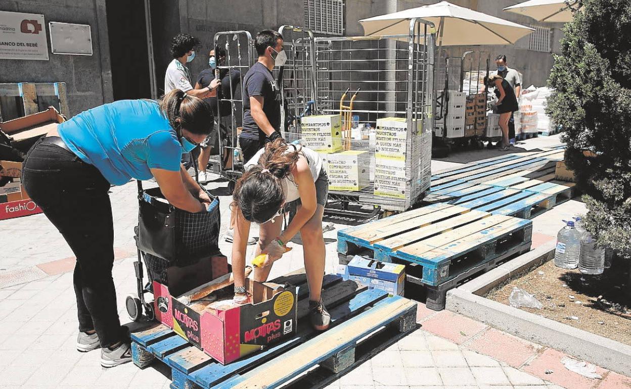 Recogida de productos en Santa María Micaela en mayo de 2020, uno de los momentos más duros de la pandemia. 