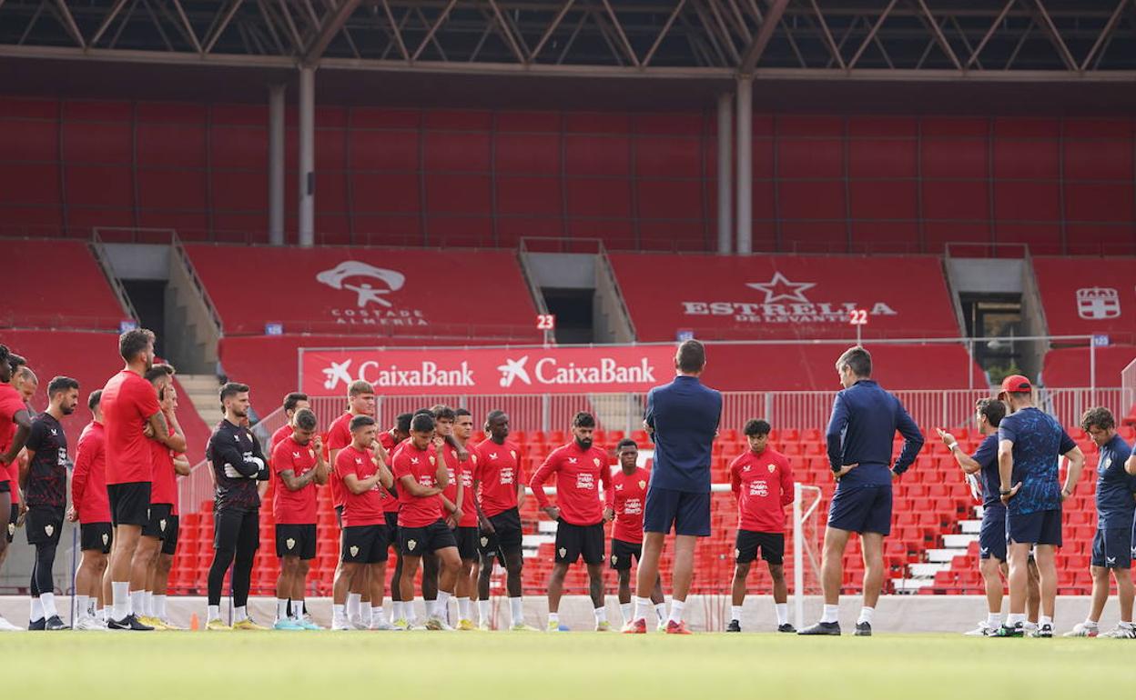 La plantilla de la UD Almería concentrada durante una charla en el estadio Power Horse.
