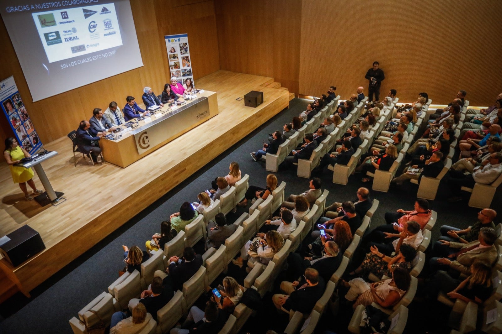 Presentación del calendario solidario de Granadown