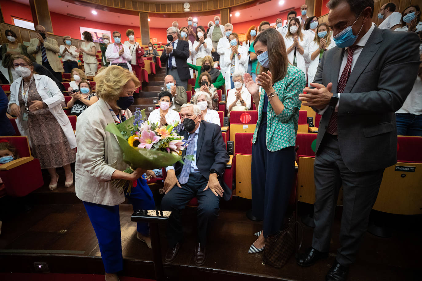 Antonio Cabrera recibe emocionado el homenaje de sus colegas, familiares y amigos. 