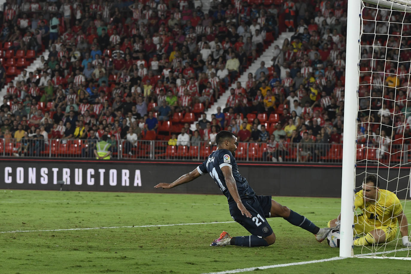 Yangel Herrera golpea la pelota y comete falta sobre Fernando Martínez en la jugada que suponía el empate a tres del Girona. Fue anulado.