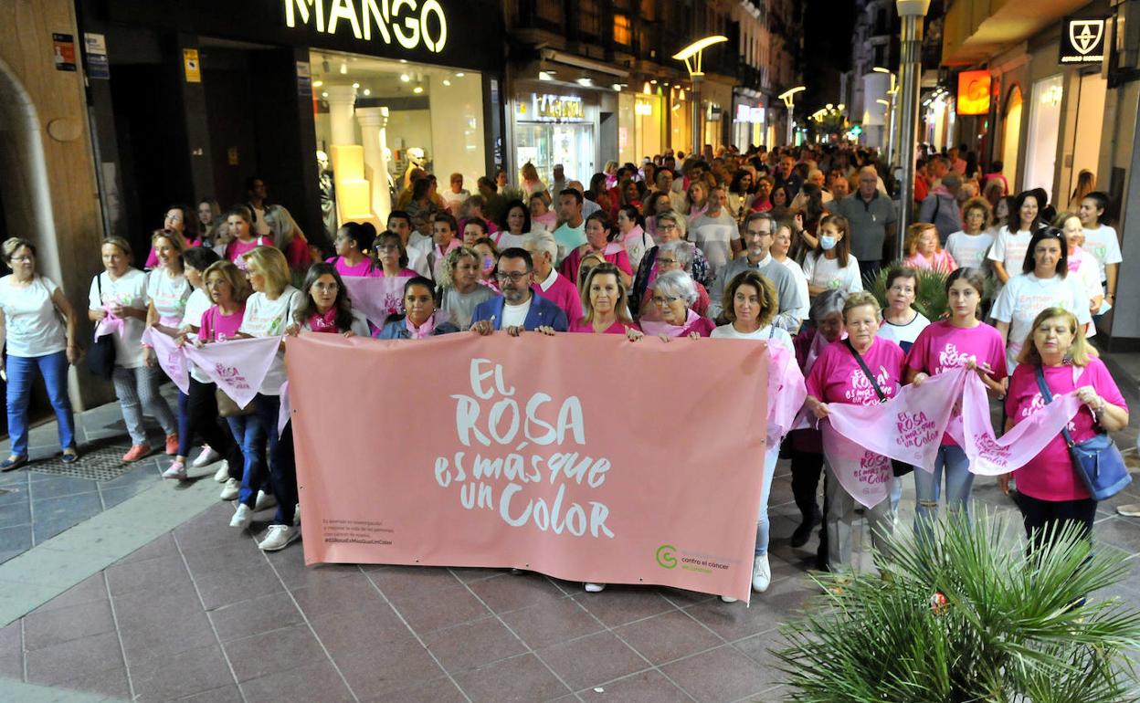 Marcha solidaria contra el cáncer de mama, organizada por la AECC. 