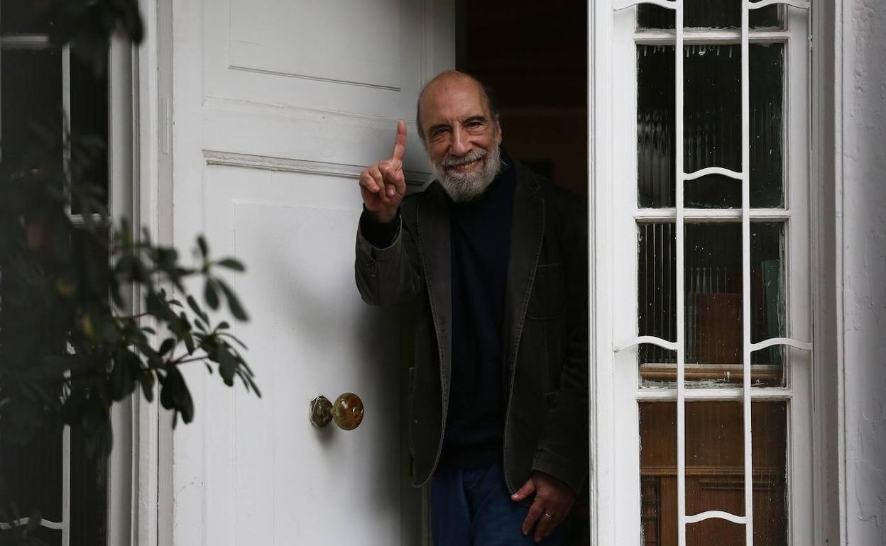 Raúl Zurita, fotografiado tras ganar el Premio Reina Sofía en 2020. 