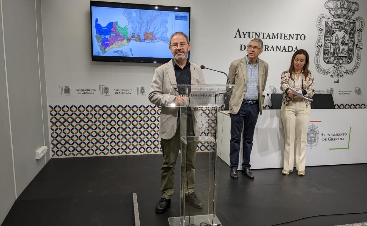 El edil Miguel Ángel Fernández Madrid, junto a los responsables técnicos de Urbanismo Enrique Olmedo y Maribel Rodríguez, este jueves.