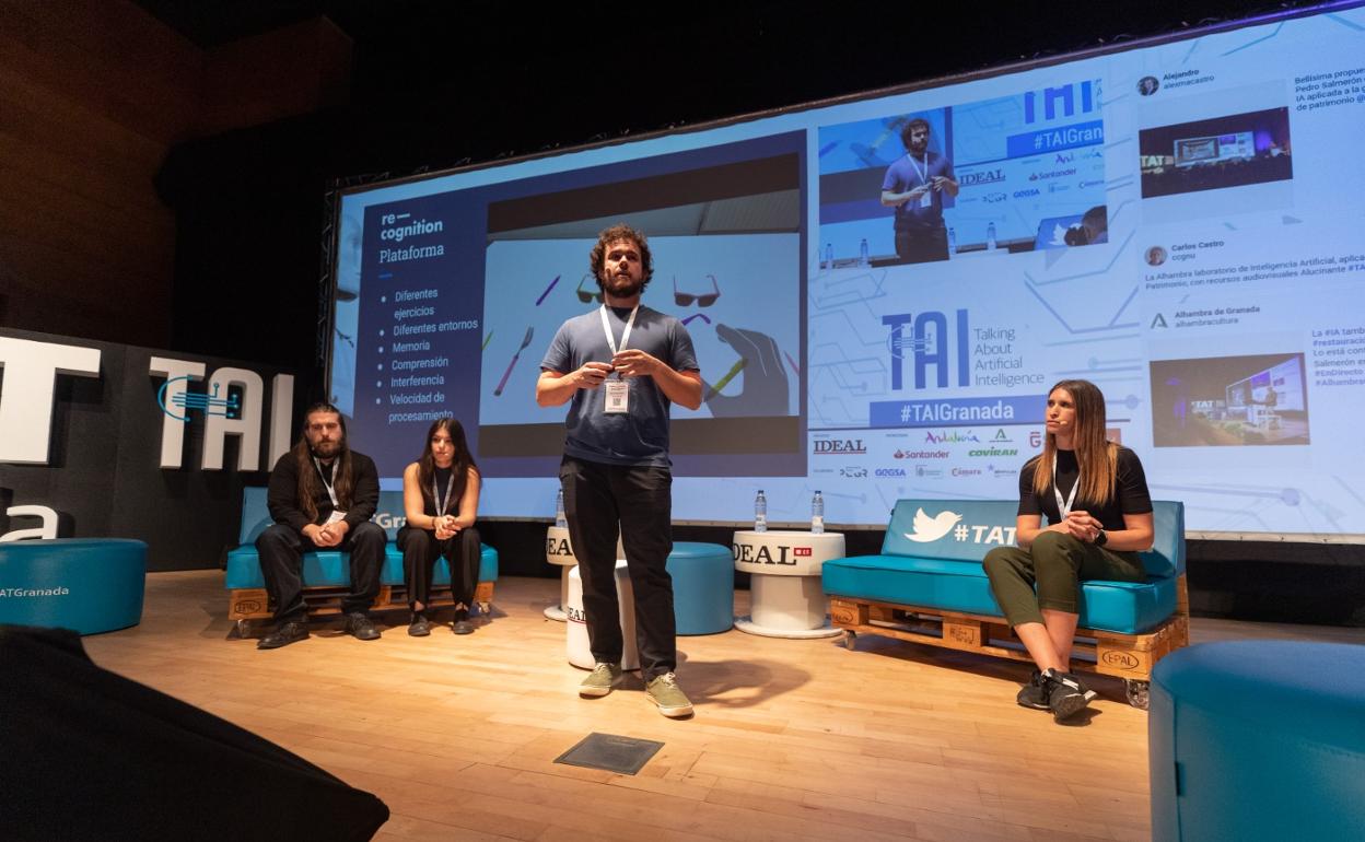 Los cuatro jóvenes, durante la charla. 