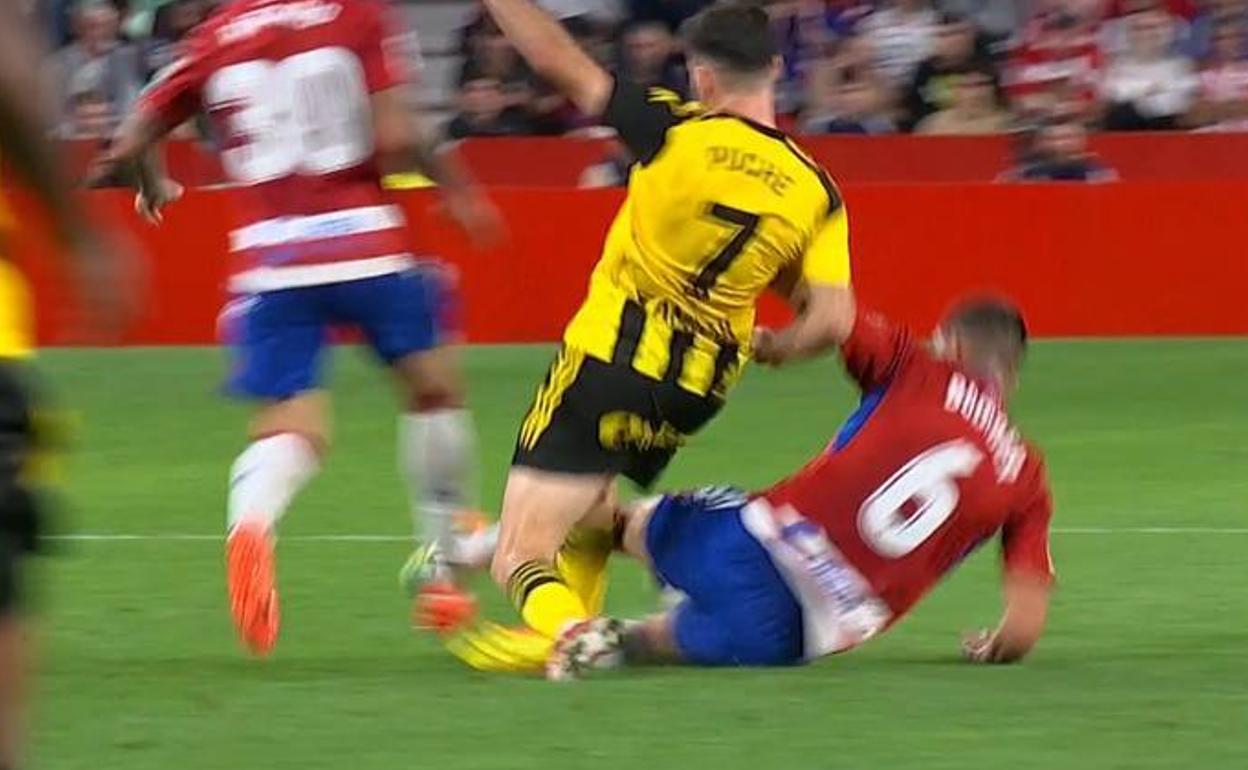 La entrada por la que Bodiger vio amarilla y se cortó el contragolpe. 