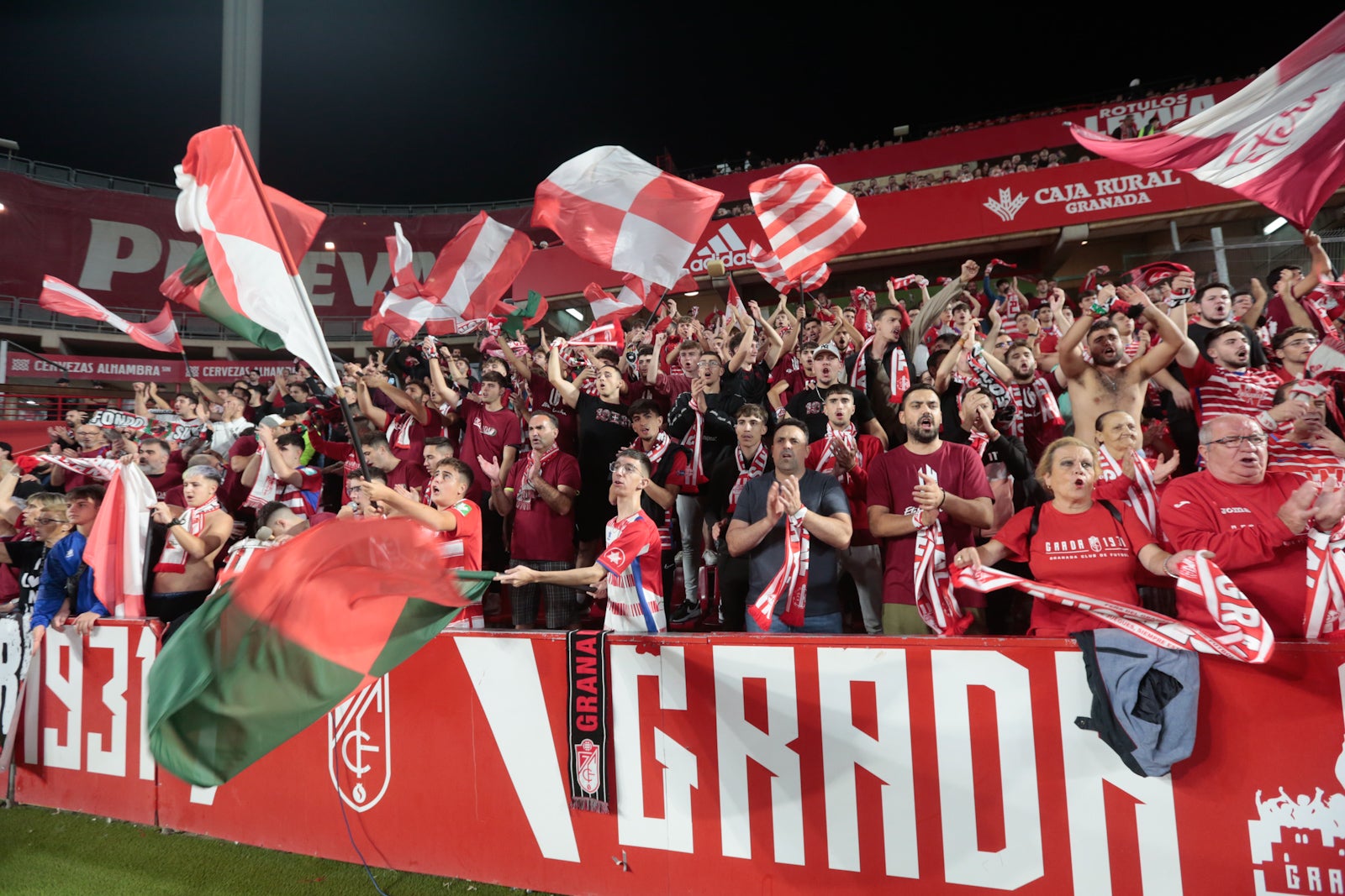 Fotos: Encuéntrate en la grada del Nuevo Los Cármenes en el Granada-Zaragoza