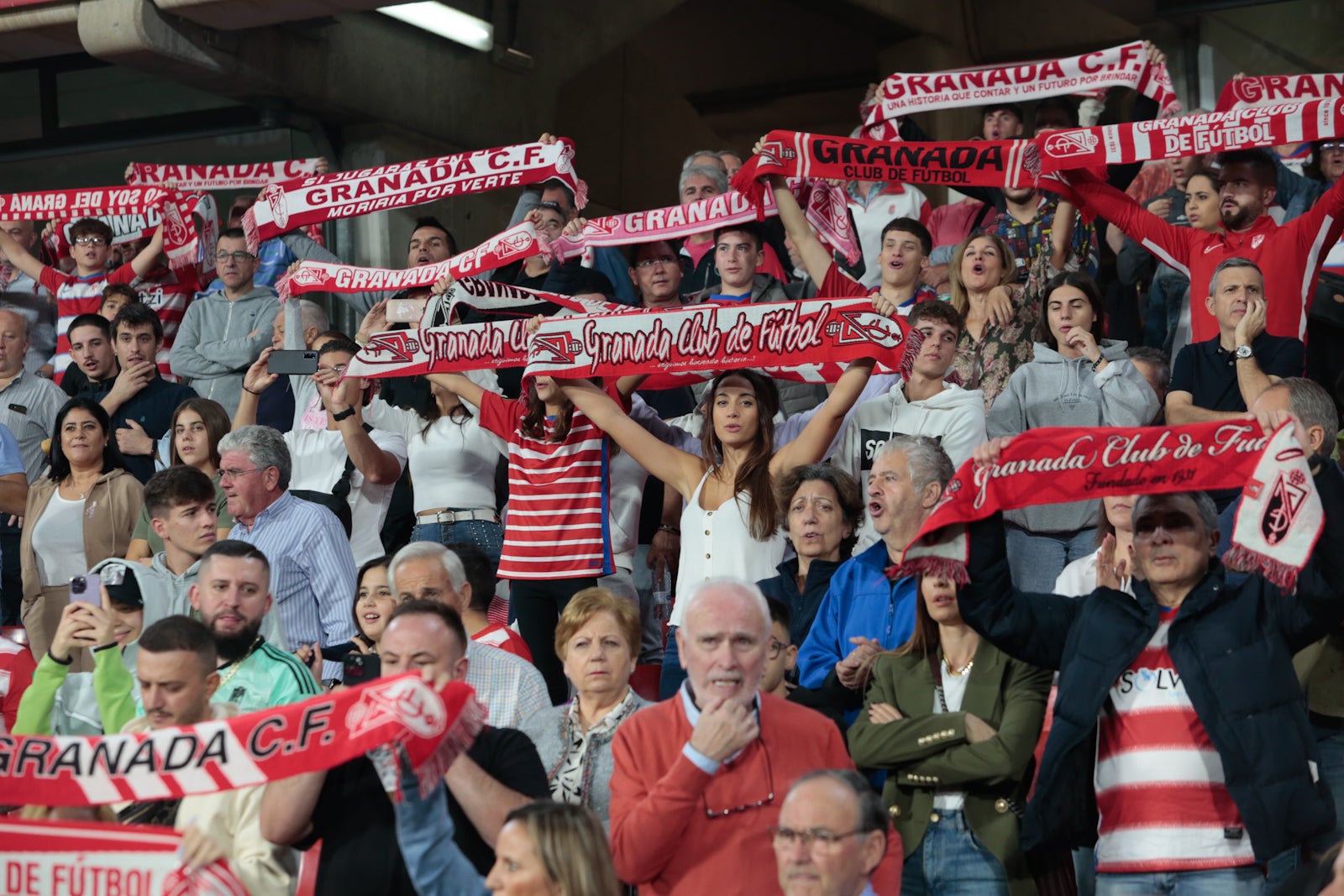Fotos: Encuéntrate en la grada del Nuevo Los Cármenes en el Granada-Zaragoza