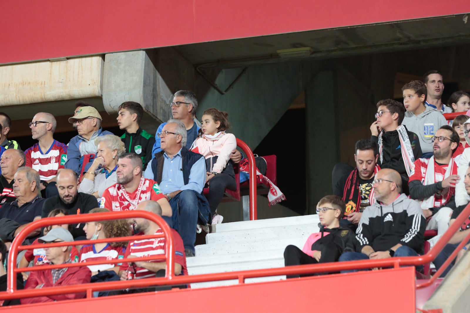 Fotos: Encuéntrate en la grada del Nuevo Los Cármenes en el Granada-Zaragoza