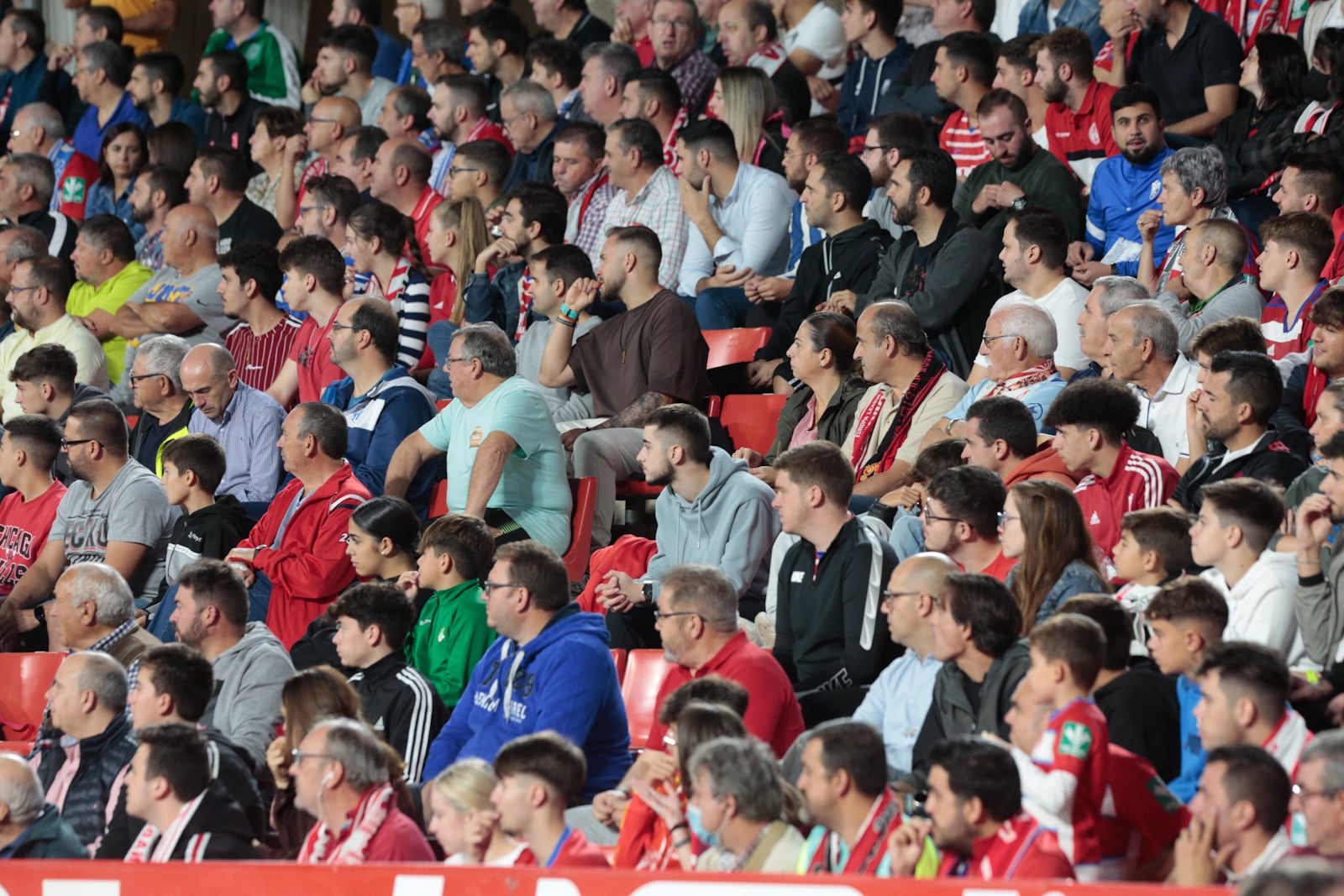 Fotos: Encuéntrate en la grada del Nuevo Los Cármenes en el Granada-Zaragoza