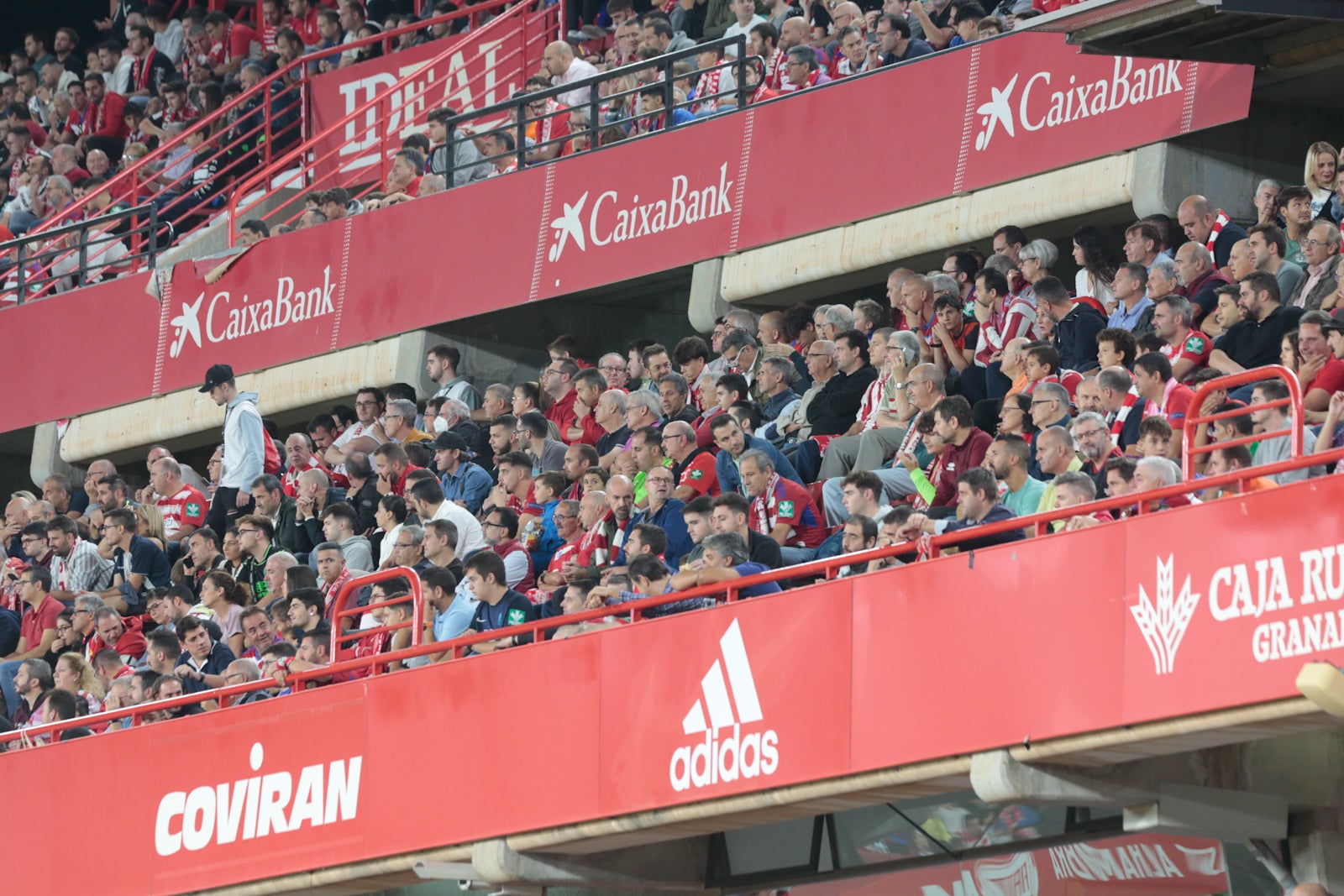 Fotos: Encuéntrate en la grada del Nuevo Los Cármenes en el Granada-Zaragoza