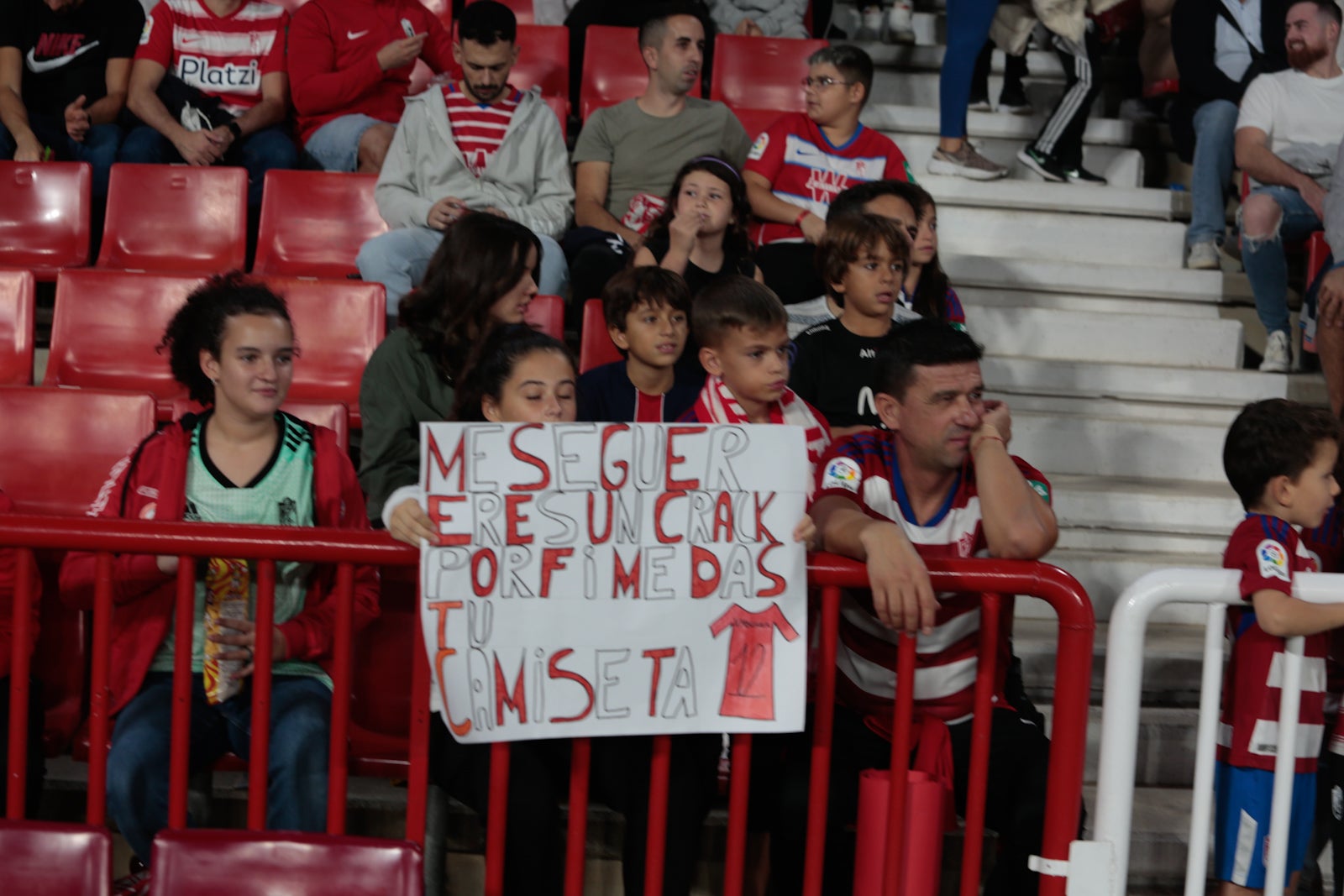 Fotos: Encuéntrate en la grada del Nuevo Los Cármenes en el Granada-Zaragoza