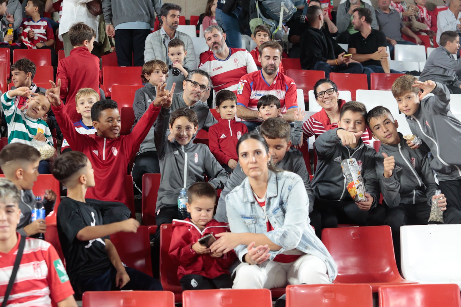 Fotos: Encuéntrate en la grada del Nuevo Los Cármenes en el Granada-Zaragoza