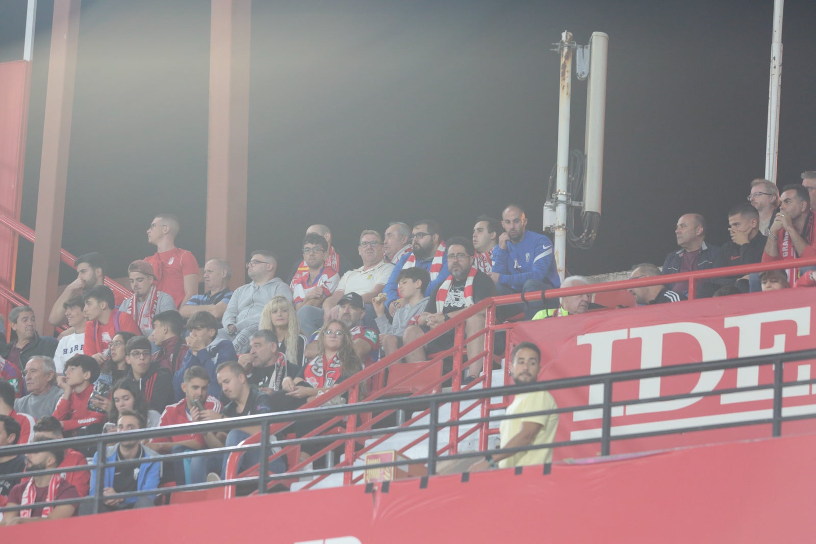 Fotos: Encuéntrate en la grada del Nuevo Los Cármenes en el Granada-Zaragoza