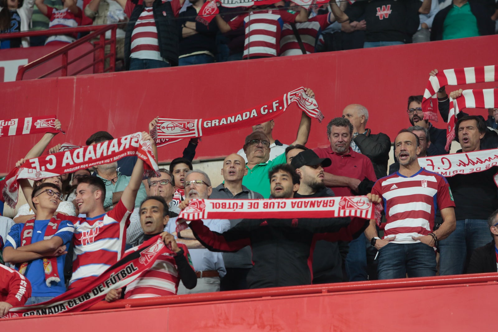 Fotos: Encuéntrate en la grada del Nuevo Los Cármenes en el Granada-Zaragoza