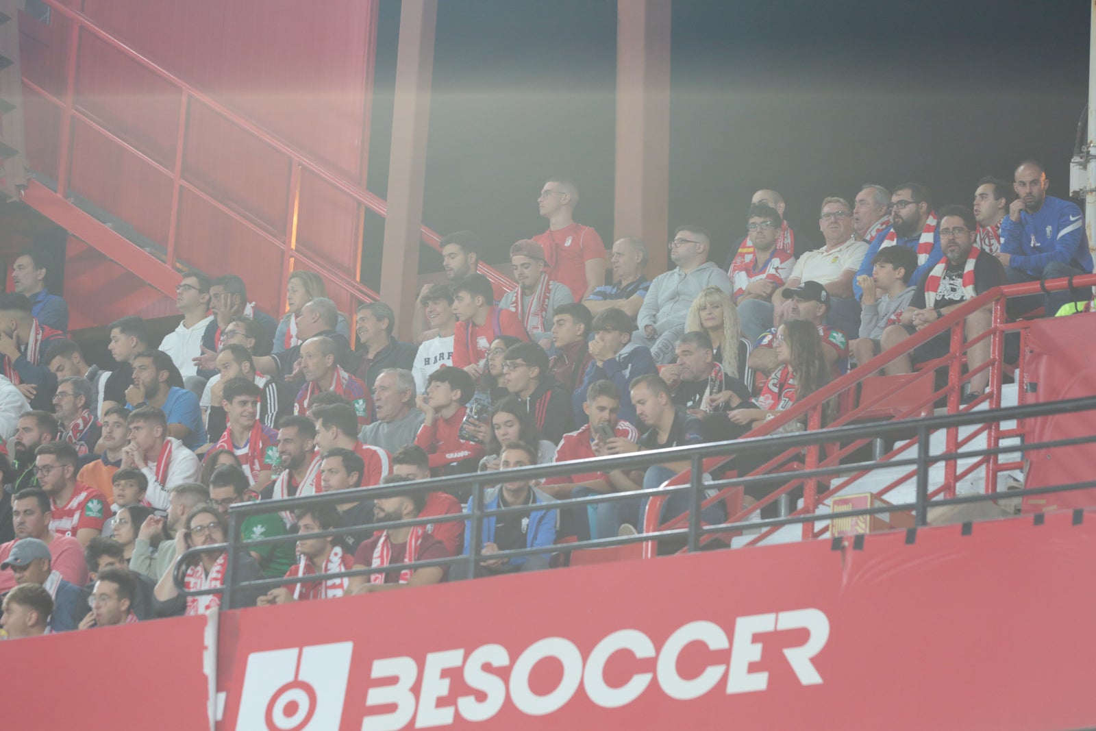 Fotos: Encuéntrate en la grada del Nuevo Los Cármenes en el Granada-Zaragoza