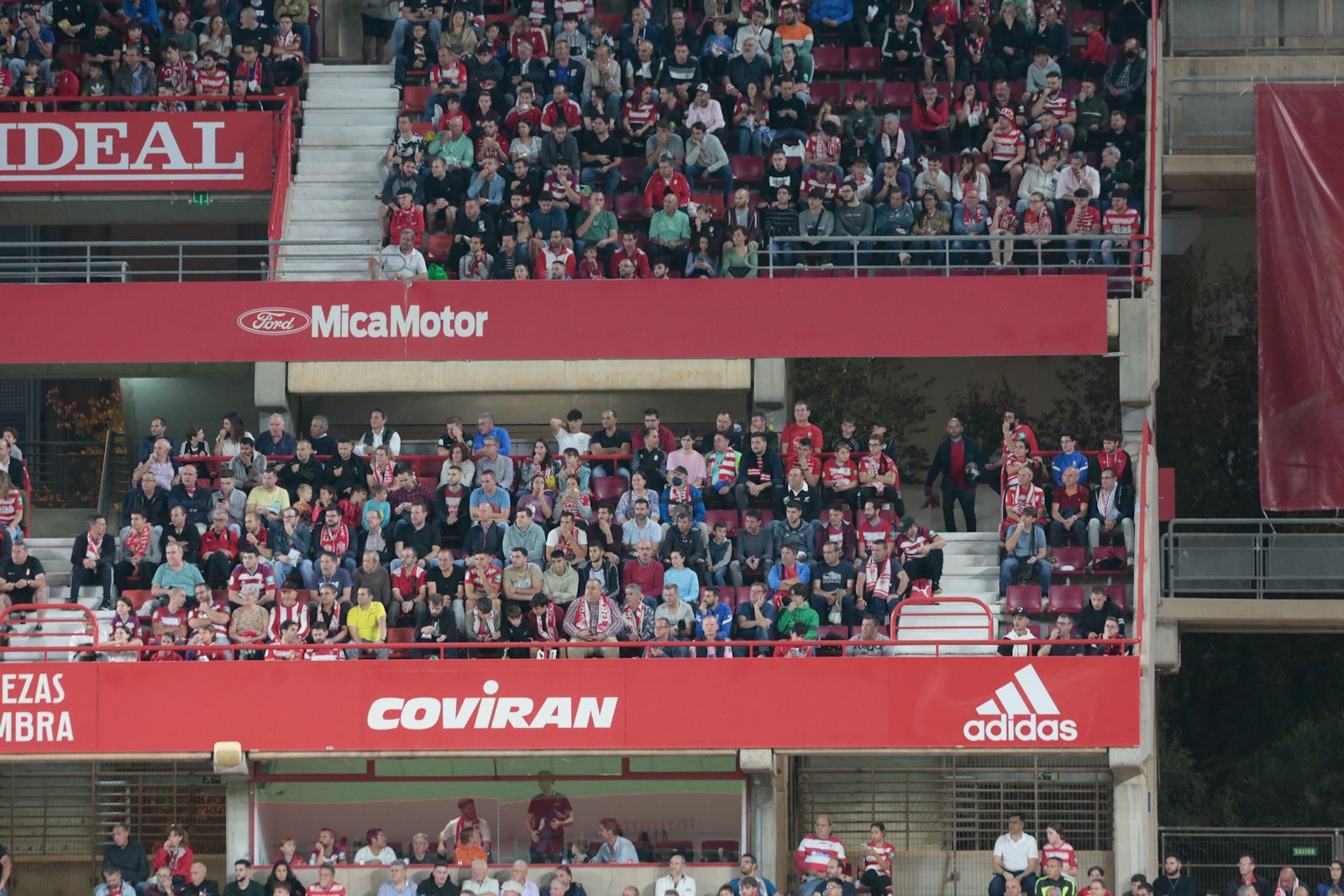 Fotos: Encuéntrate en la grada del Nuevo Los Cármenes en el Granada-Zaragoza