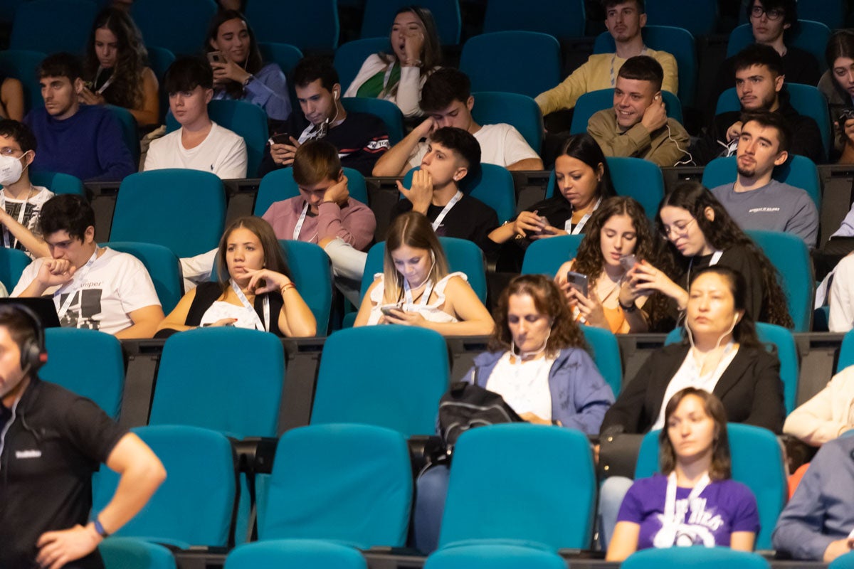 Las imágenes del público asistente este viernes al evento divulgativo sobre Inteligencia Artificial