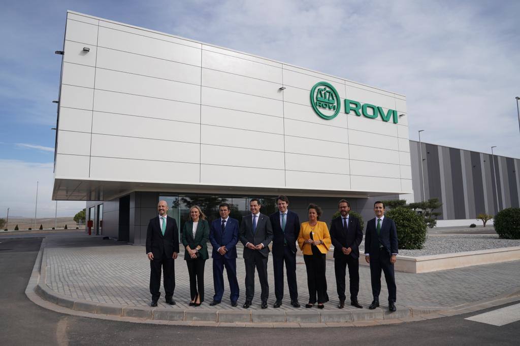 El presidente y las autoridades y directivos de Rovi posan en la nueva planta. 