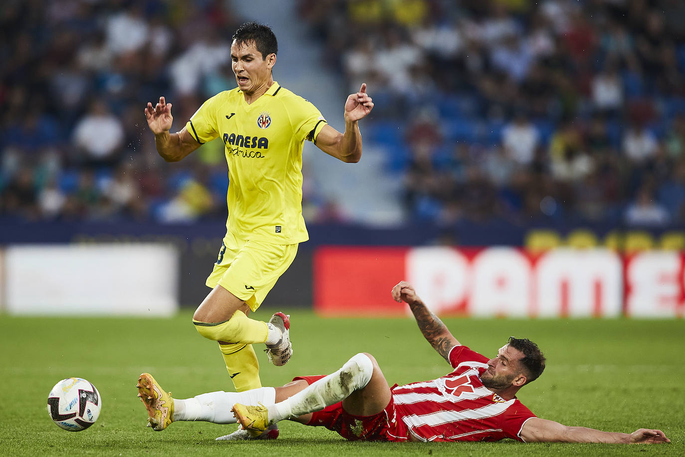 Momento del duelo disputado en el estadio de La Cerámica.