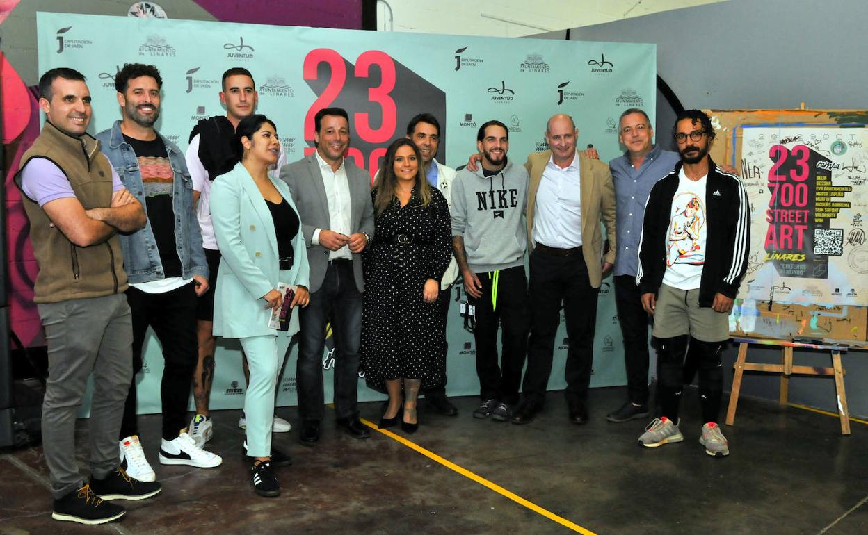 Autoridades políticas y organizadores del festival, junto a algunos de los participantes de esta edición. 