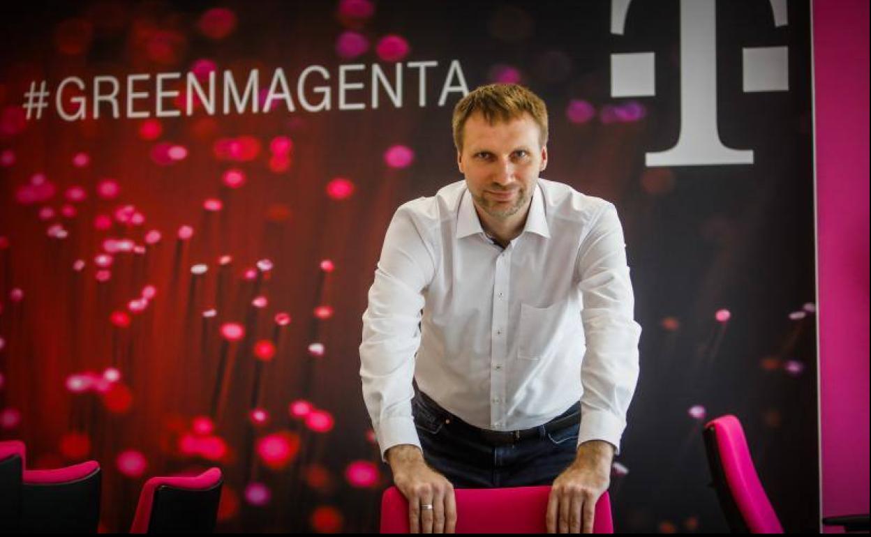 El antiguo jefe del equipo de T-systems Rusia, en la oficina de Granada. 