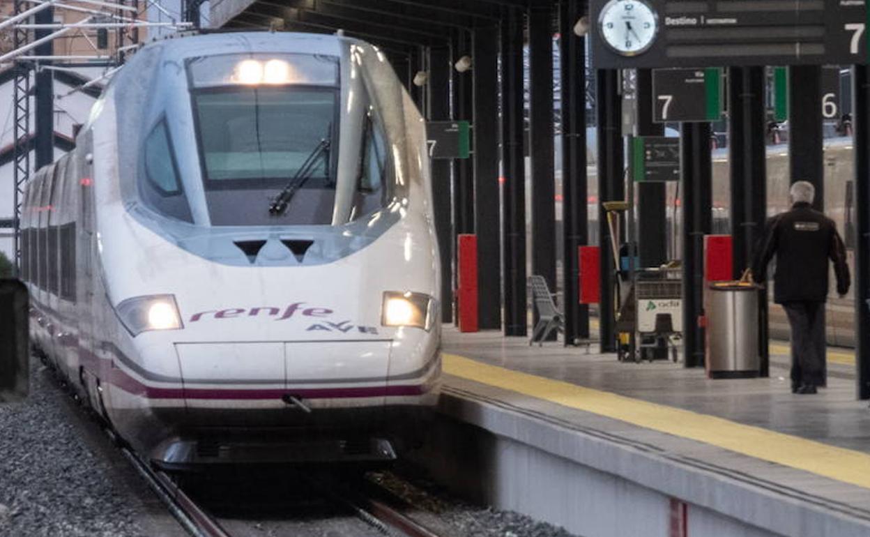 Llegada de un tren AVE a la estación granadina de la avenida de Andaluces.
