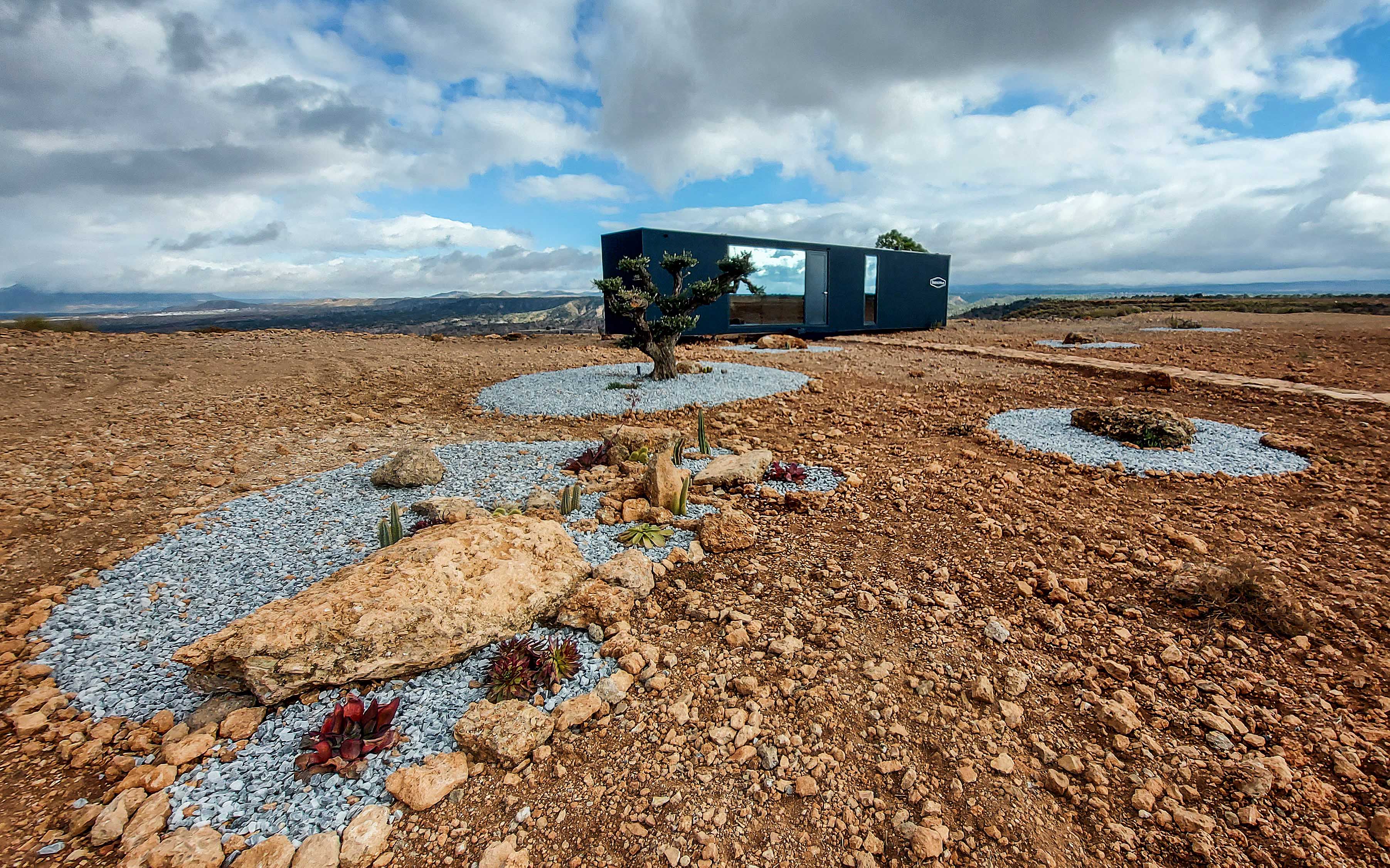 Situado en el puntal de Bácor, la instalación tiene capacidad para cuatro personas y se trata de un alojamiento totalmente autosuficiente