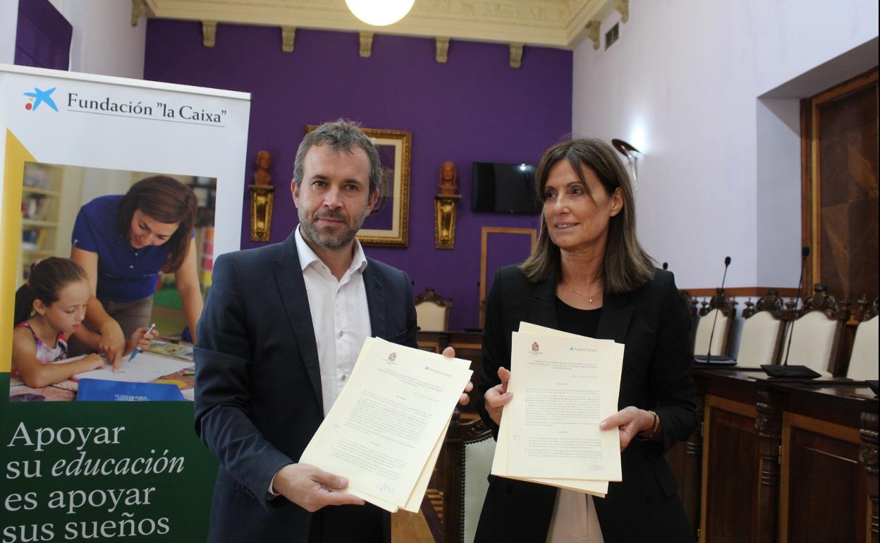 Julio Millán y Montserrat Buisán, en el Ayuntamiento. 
