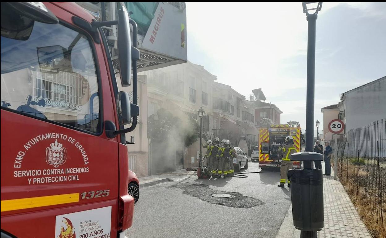 Un momento de la actuación de los bomberos, durante la mañana de este lunes. 