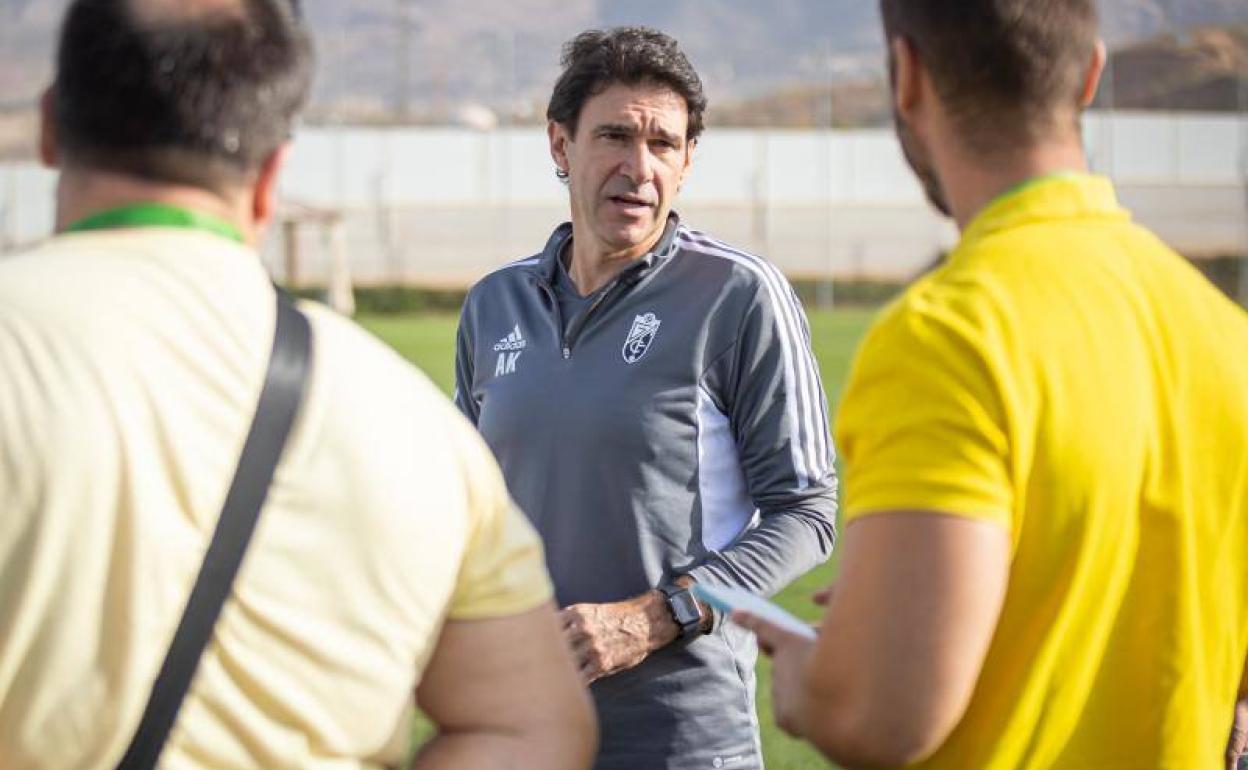 Aitor Karanka conversa con periodistas antes de un entrenamiento. 