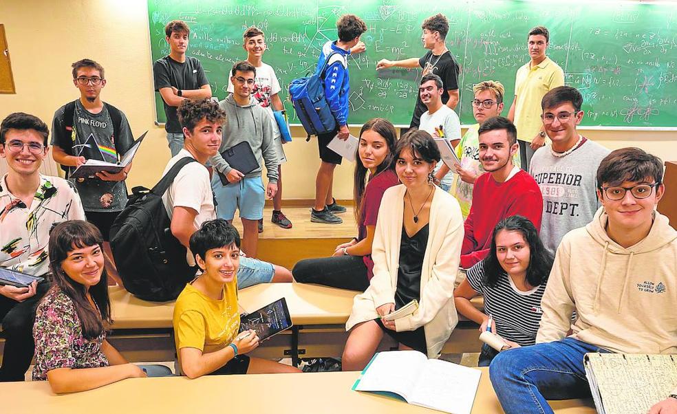 19 de los 21 matriculados en el primer curso del doble grado de Matemáticas y Física posan en el aula de la Facultad de Ciencias. 