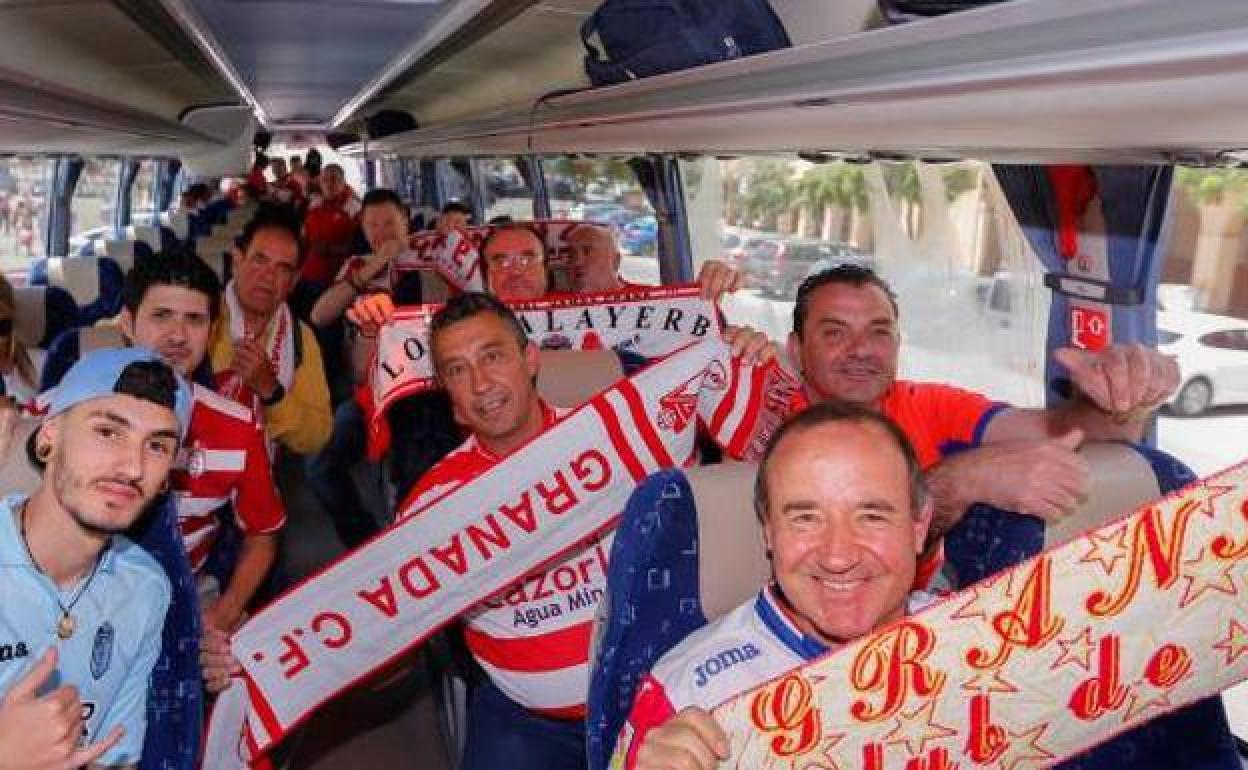 Aficionados del Granada, en un desplazamiento anterior. 