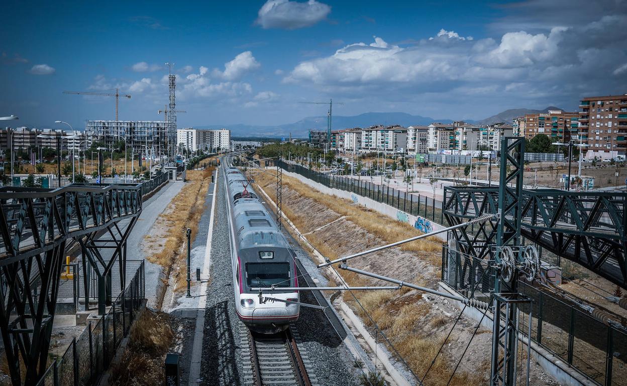 Un tren sale desde Granada por la Chana.
