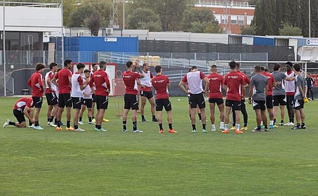 Charla de Aitor Karanka a sus futbolistas junto a sus ayudantes. 