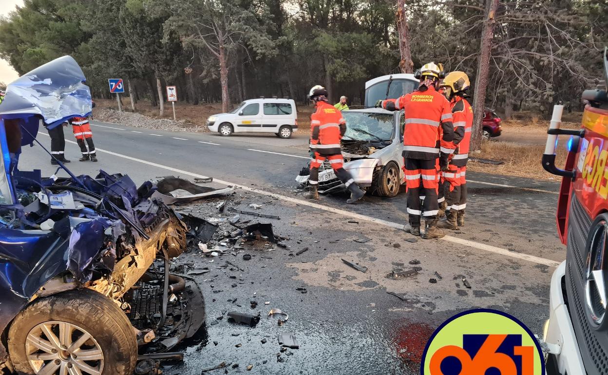 Una dotación de bomberos y UVI móvil en el accidente de Atarfe