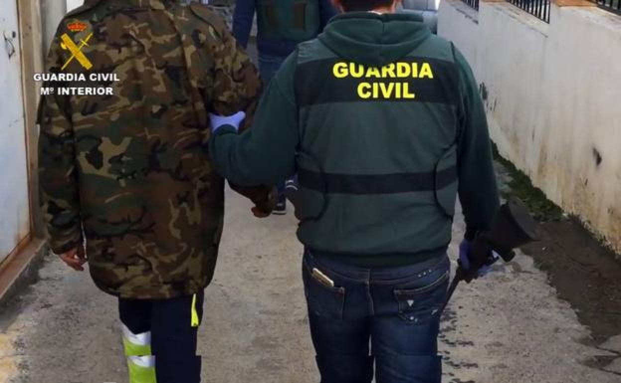 Momento de la detención de uno de los condenados por el crimen de Paterna del Río.