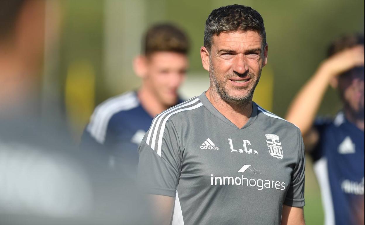 Luis Carrión, entrenador del 'Efesé', durante el entrenamiento de este viernes. 