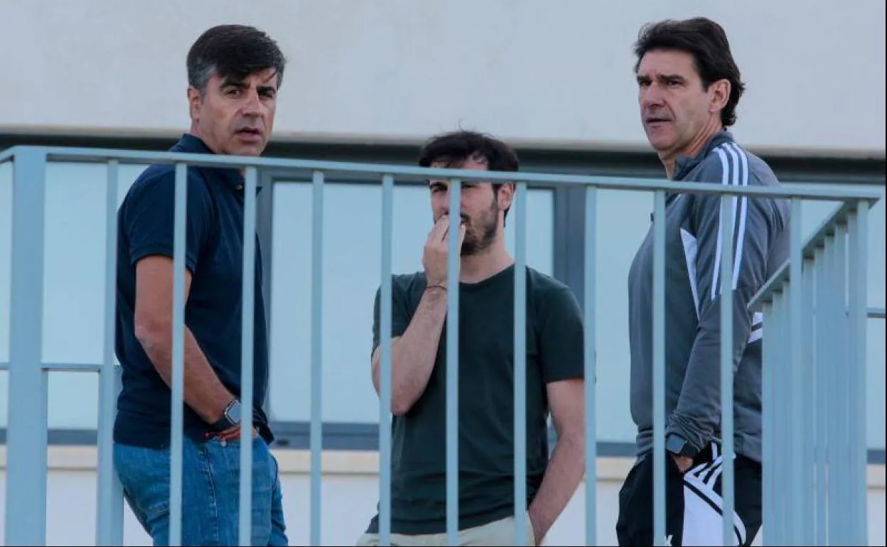 Aitor Karanka conversa con el director deportivo Nico Rodríguez y su ayudante Dani Carmona. 