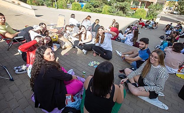 Imagen principal - Los fieles de Maka aguardan la apertura de puertas.