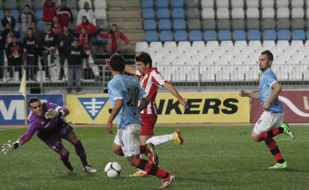 El rojiblanco Abel Molinero bate al guardameta Sergio, consiguiendo el segundo gol para la UD Almería en un partido de Copa con RC Celta. 