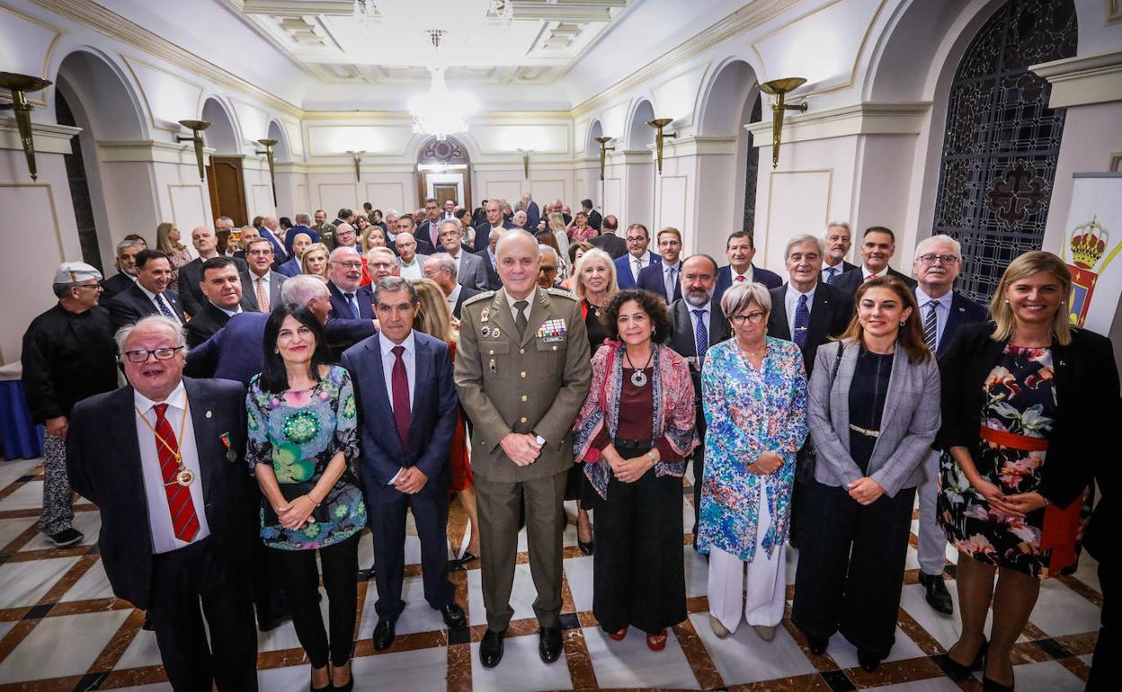 Jerónimo de Gregorio, rodeado de familiares, amigos y representantes institucionales, en su despedida. 