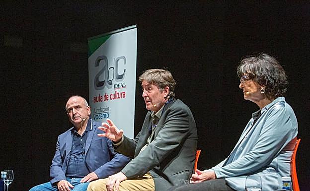Juan Vida, Luis García Montero y Ángeles Mora, durante el acto. 