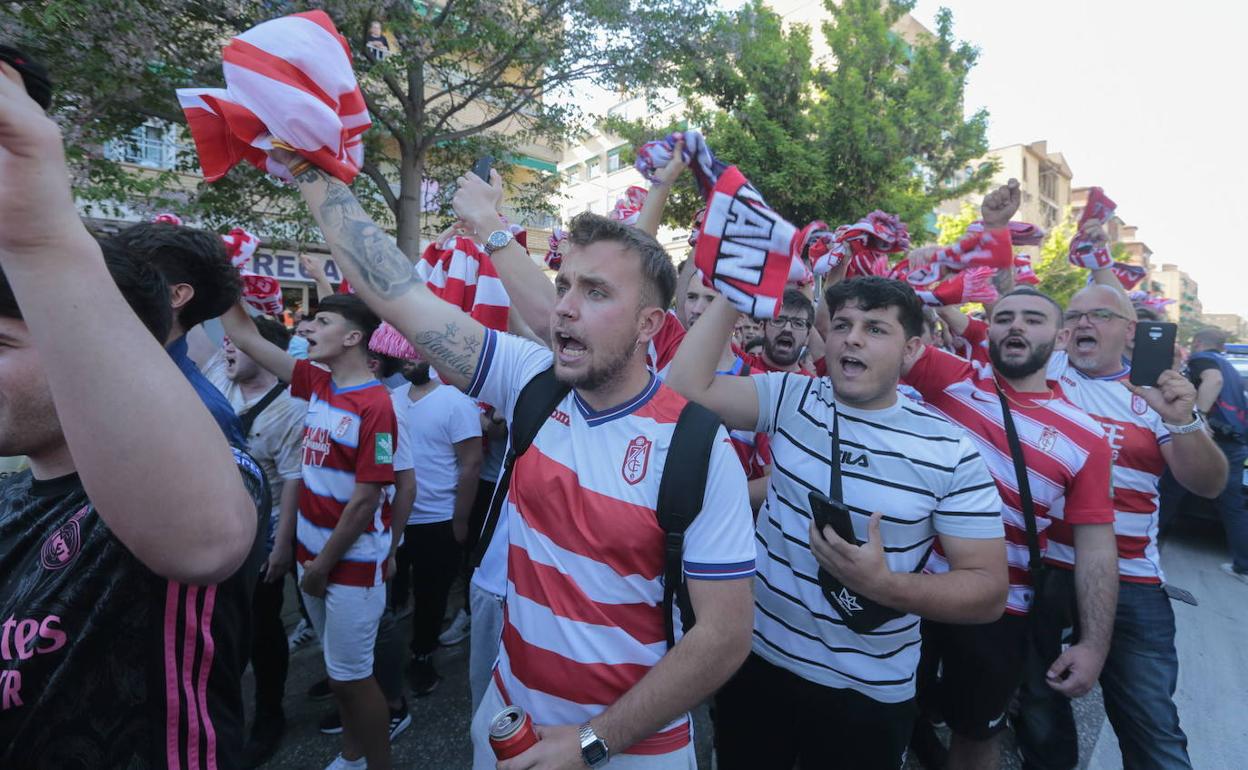 Aficionados del Granada antes de un partido. 