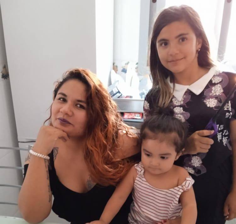 Olga Poon con dos de sus hijas. 