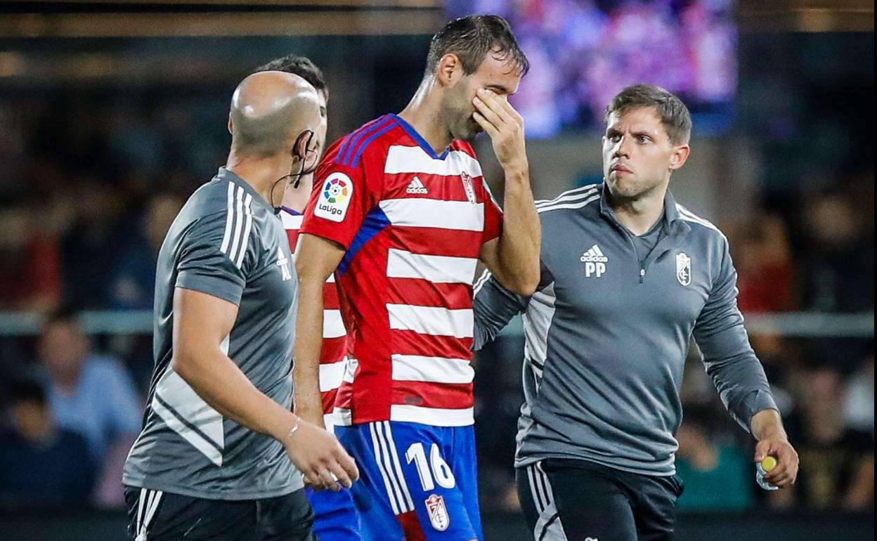 Víctor Díaz abandona el campo por su propio pie. 